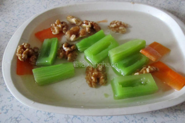 莴笋酿桃仁的做法图解7