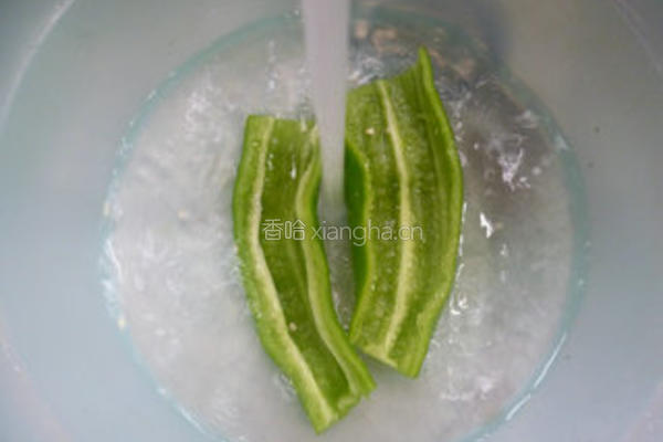 青椒榨菜炒毛豆的做法图解3