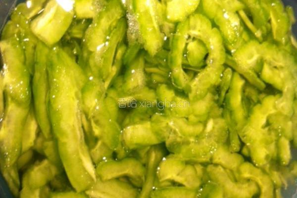豆豉苦瓜炒香干的做法图解1