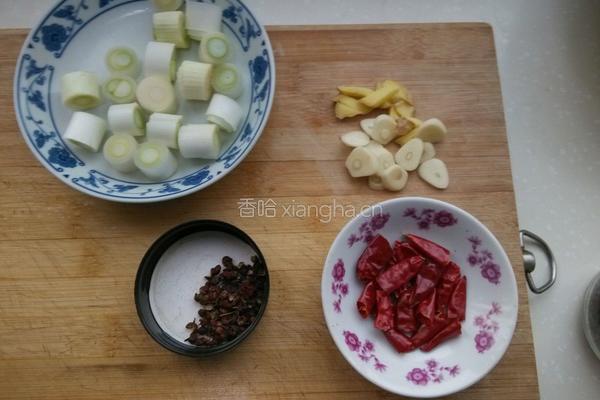 宫爆鸡丁的做法图解1