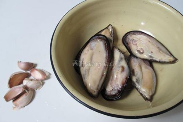 蒜蓉蒸贻贝的做法图解1