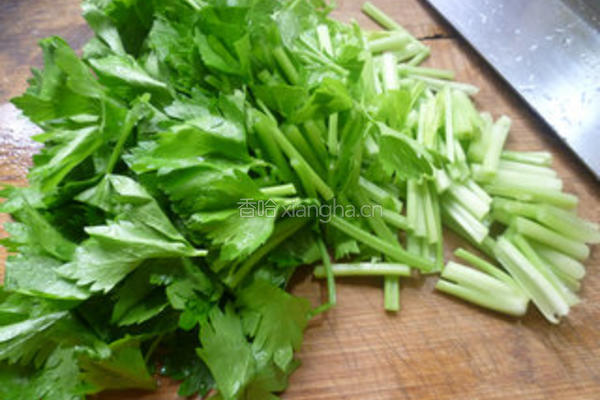 香干炒芹菜的做法图解3