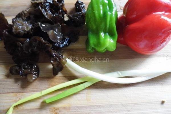 甜椒木耳肉丝的做法图解1