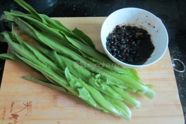 鲮鱼豆豉炒油麦菜的做法图解1