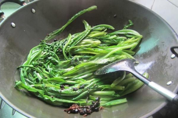 鲮鱼豆豉炒油麦菜的做法图解5