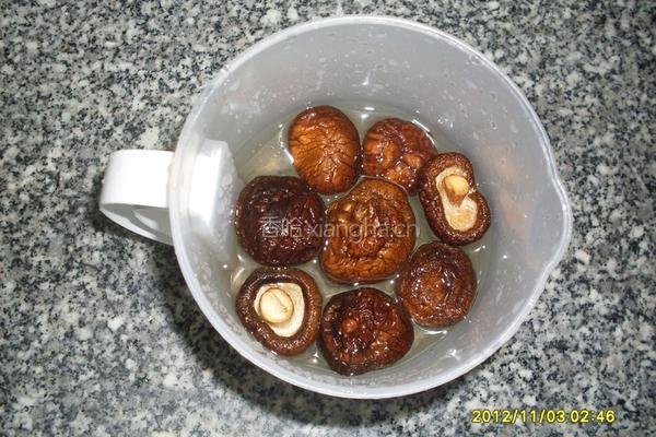 冬菇排骨芋头焖饭的做法图解2