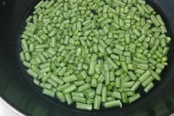 橄榄菜肉沫豆角的做法图解2