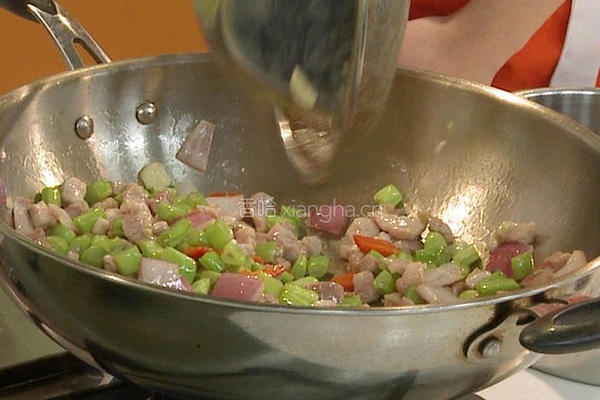 橄榄菜炒肉丁的做法图解5