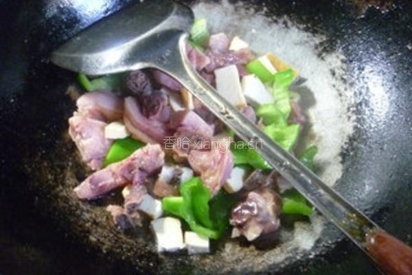 青椒香干炒腊鸡腿的做法图解11