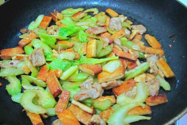 芹菜香干炒肉的做法图解7