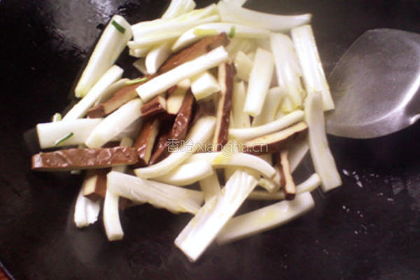 小炒香干白菜茎的做法图解6