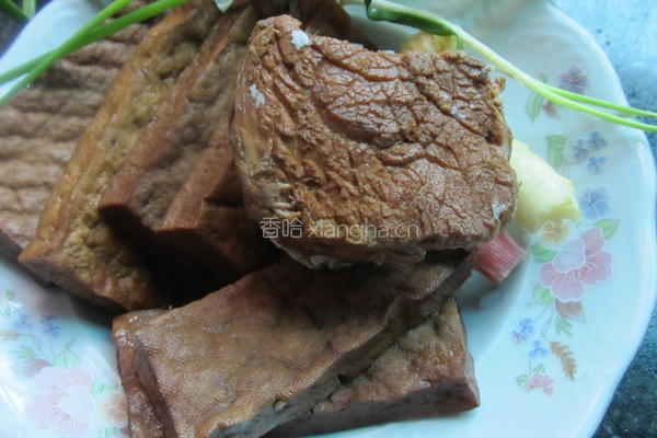 蒜香卤肉卤香干的做法图解1