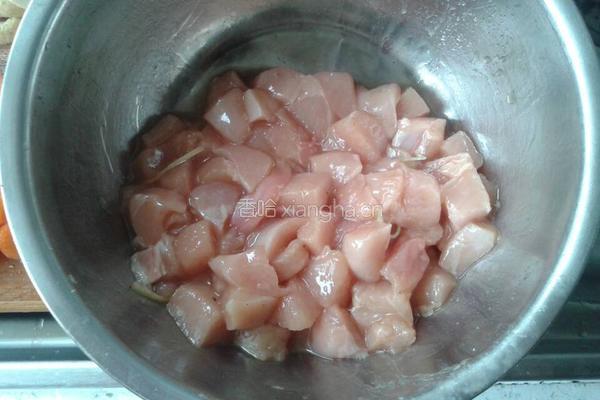 番茄腰果鸡丁的做法图解1