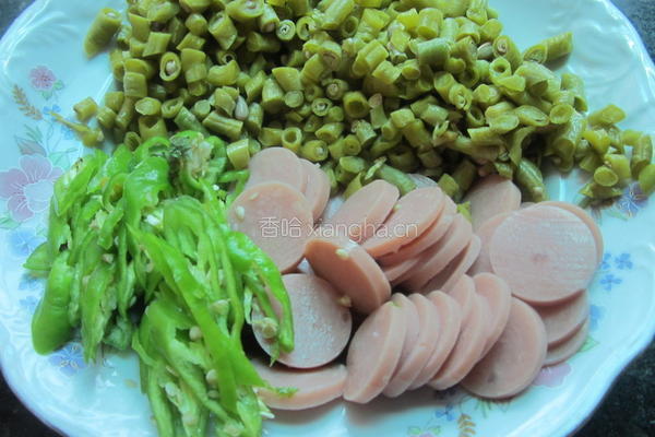 咸豆角炒肉花肠的做法图解2