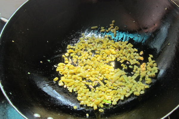 咸豆角炒肉花肠的做法图解3