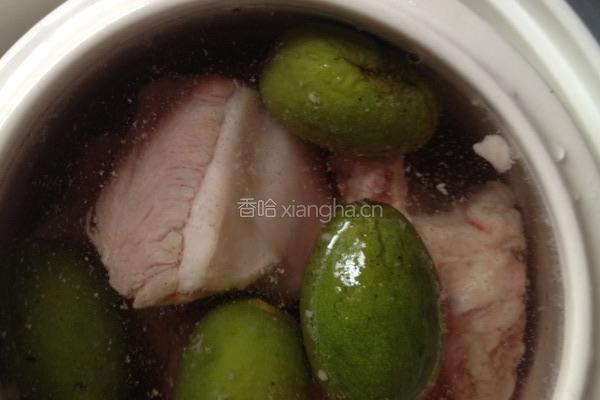 青橄榄排骨汤的做法图解3
