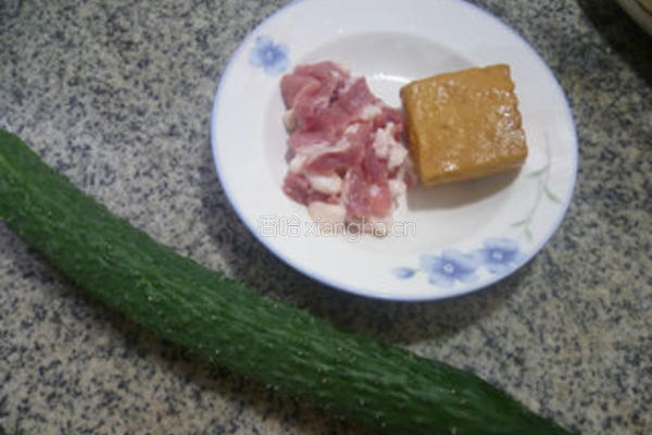 香干五花肉炒青瓜的做法图解1