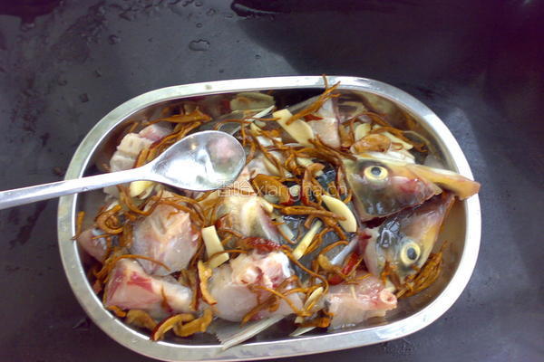 虫草蒸鳙鱼头的做法图解5