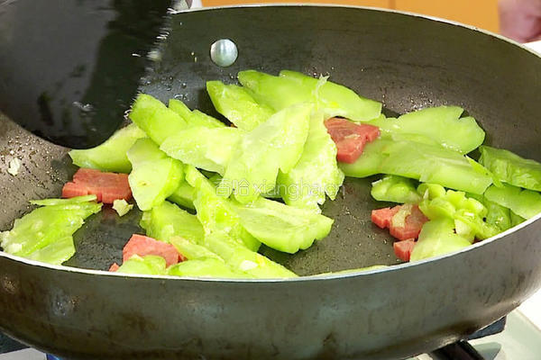 豆豉鲮鱼炒苦瓜的做法图解2