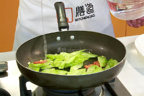 豆豉鲮鱼炒苦瓜的做法图解3