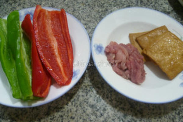 里脊肉香干炒双椒的做法图解1