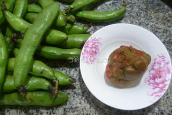 榨菜炒蚕豆的做法图解1