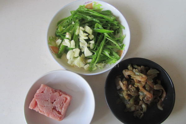 青椒榨菜肉丝的做法图解1