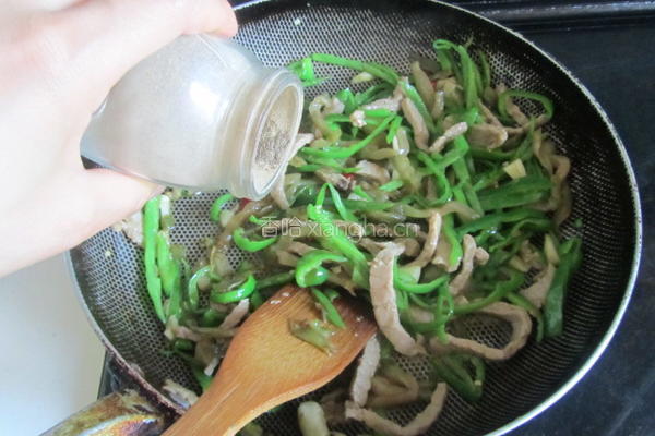 青椒榨菜肉丝的做法图解7