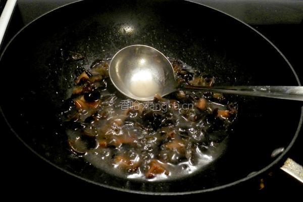 冬菇木耳盖烧豆腐的做法图解4