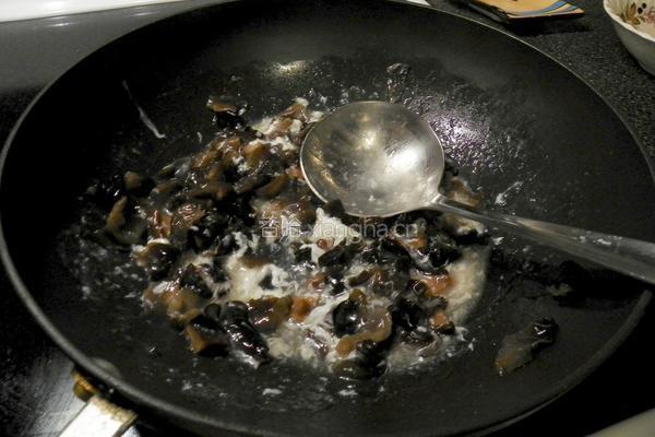 冬菇木耳盖烧豆腐的做法图解5