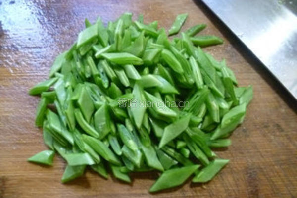 橄榄菜炒油豆角的做法图解2