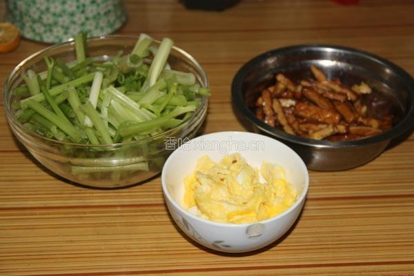 香芹炒香干鸡蛋的做法图解1