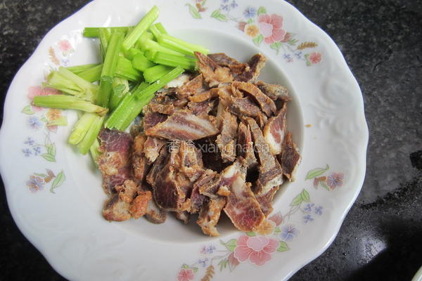 香芹榨菜炒腊肉的做法图解1