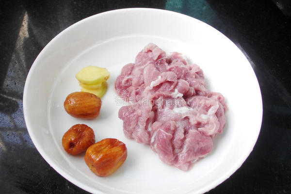 鲜枇杷蜜枣瘦肉汤的做法图解3