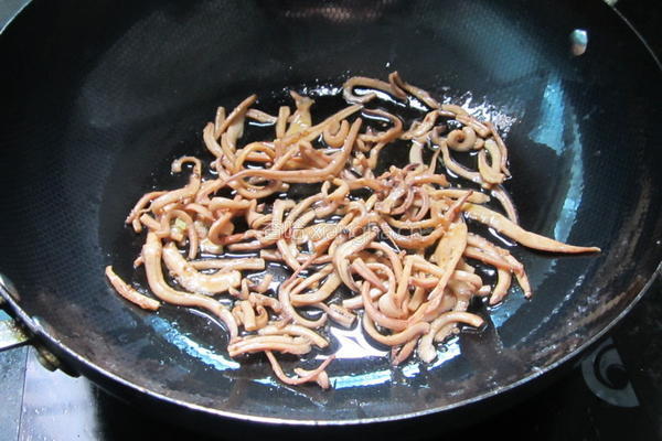 咸豆角炒鱿鱼丝的做法图解2
