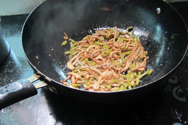 咸豆角炒鱿鱼丝的做法图解5