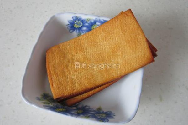 毛芹炒香干的做法图解1