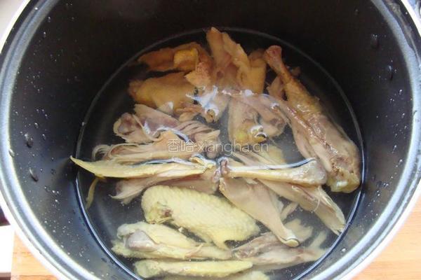 榨菜炖烧鸡的做法图解3