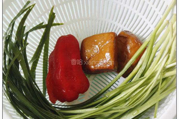 韭菜拌香干的做法图解1