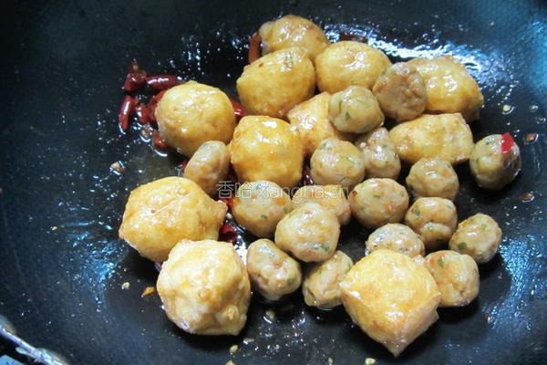 油豆腐炒鱼丸的做法图解5