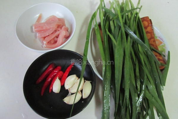 韭菜香干炒肉丝的做法图解1