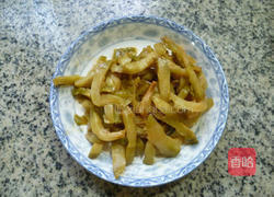 榨菜丝炒蚕豆的做法图解2