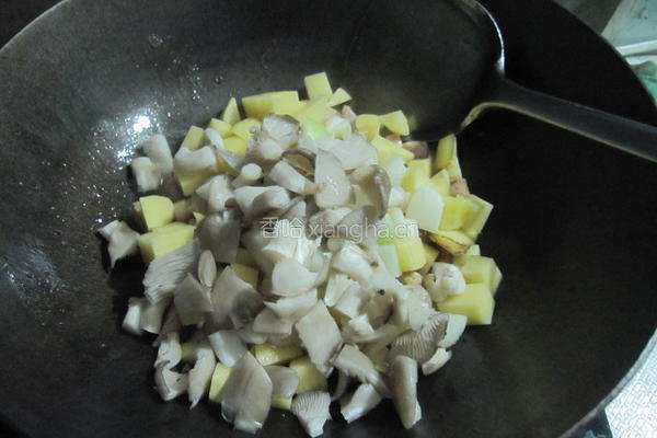 土豆鸡肉蘑菇焖饭的做法图解8