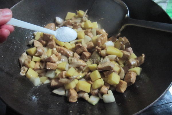土豆鸡肉蘑菇焖饭的做法图解9