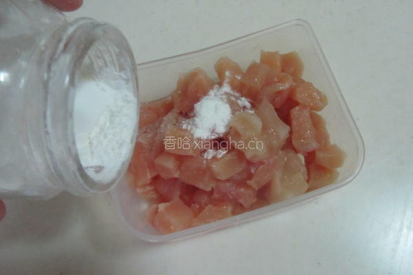 鸡肉豆米笋丁的做法图解2