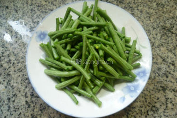 榨菜火腿肠炒带豆的做法图解4