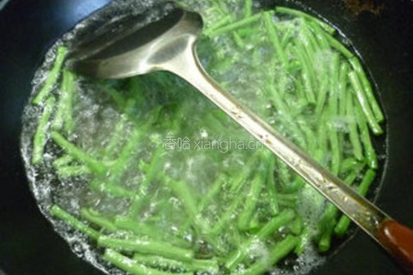 榨菜火腿肠炒带豆的做法图解6