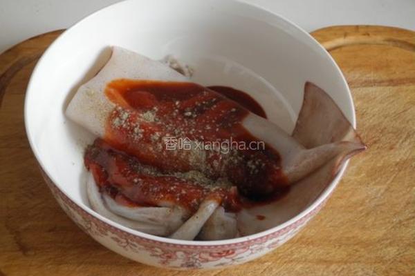 烤鱿鱼配橄榄沙拉的做法图解2