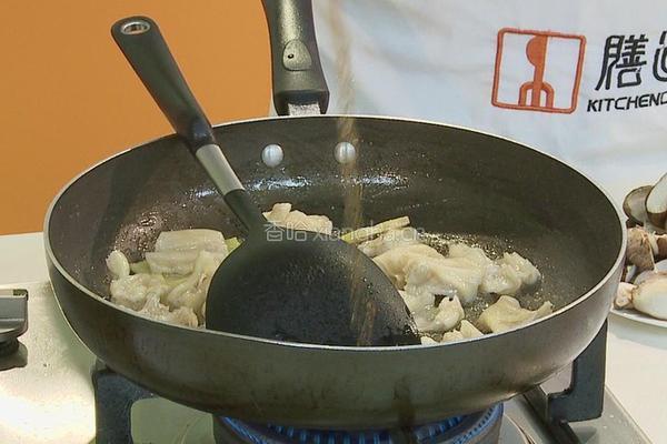 冬菇焖鸭掌的做法图解3