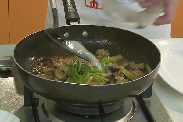 冬菇焖鸭掌的做法图解6